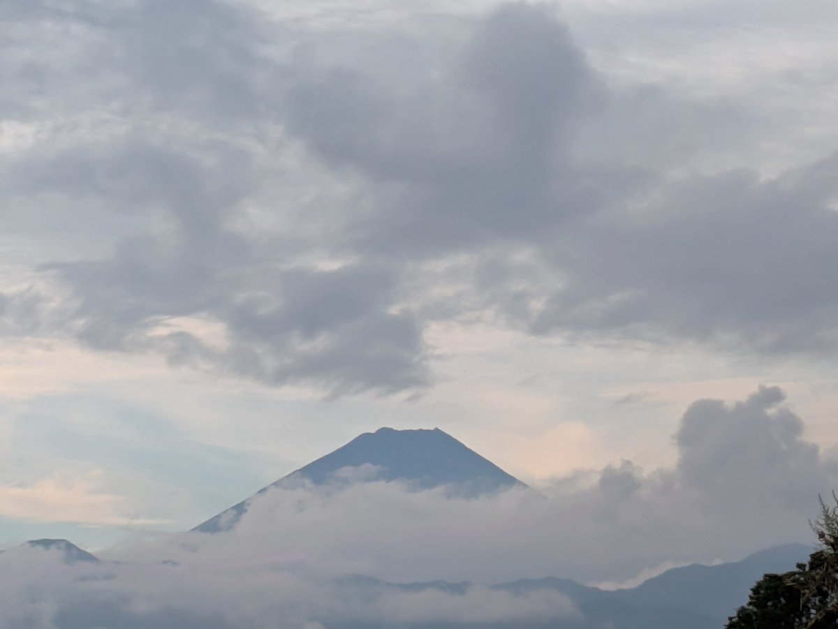 YA3hmxDMo5gApL0's tweet photo. 韮崎市内からの富士山
#今富士
#雲友の会 https://t.co/bJxXzB9onV