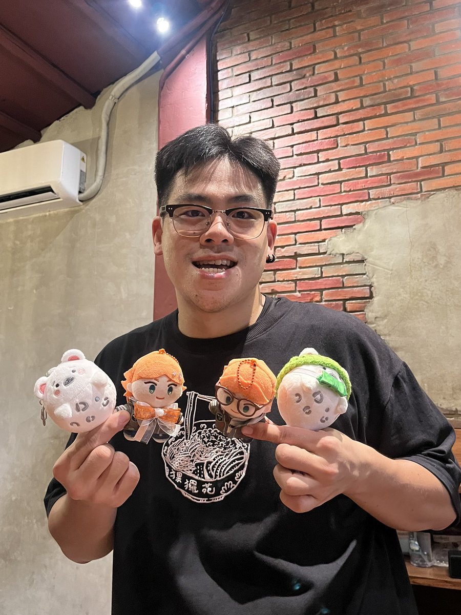 Nozomi_mochi_v's tweet photo. 場次隔天跟粉肝們一起去吃猓玀苑剛好遇到鳥屎有上班(;´༎ຶД༎ຶ`)
趁空檔請鳥屎大大拿著豹邁拍照

鳥屎：這是誰啊？
我：這是台v，他叫阿萬，他的娃娃叫阿邁，頻道名字是厭世醫師阿萬
鳥屎：要一次拿四隻喔？
我們：對啊
鳥屎：怎麼拿啦www
我們：一手兩隻殼以啦～

看得出來鳥屎拿得很小心🤣
#吃喝萬樂 https://t.co/s8qxXujb6S