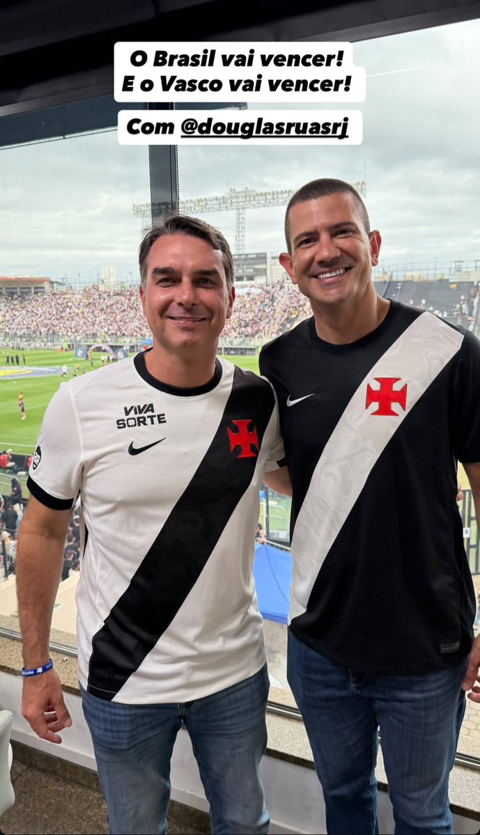 liberta___depre's tweet photo. Flávio Bolsonaro (PL), candidato a presidência, ao chegar em São Januário para acompanhar Vasco x Santos pelo Brasileirão.

— Eu sou vascaíno. O Douglas (Ruas), que é nosso candidato a governo (do Rio de Janeiro), também é vascaíno. Demos um abraço no Neymar no vestiário. E aí o combinado foi o seguinte: o Neymar mete um golzinho, mas o Vasco mete dois ou três.

Via: @JornalOGlobo

📷Divulgação