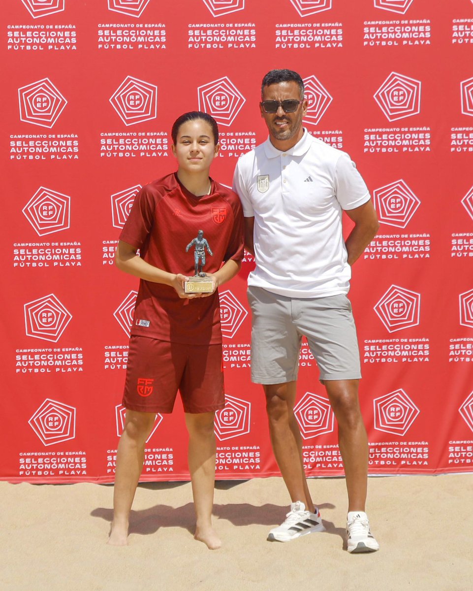 FutbolPlayaRFEF's tweet photo. 🏆 𝗖𝗔𝗠𝗣𝗘𝗢𝗡𝗘𝗦 𝟮𝟬𝟮𝟱/𝟮𝟲 | 𝗖𝗘𝗦𝗔 𝗦𝘂𝗯-𝟭𝟳 𝗙𝗲𝗺𝗲𝗻𝗶𝗻𝗼

Seguimos con el repaso de la temporada.

🥇 @ffrm_es , campeona de España Sub-17 tras imponerse a @RFAF (3-2) en la final.

⭐ Jimena Moreno, MVP del campeonato.
⚽ Ángela Carrillo, máxima goleadora.

Campeonas y protagonistas de una temporada para recordar. 🙌🏽

#FútbolPlayaRFEF | #CESA