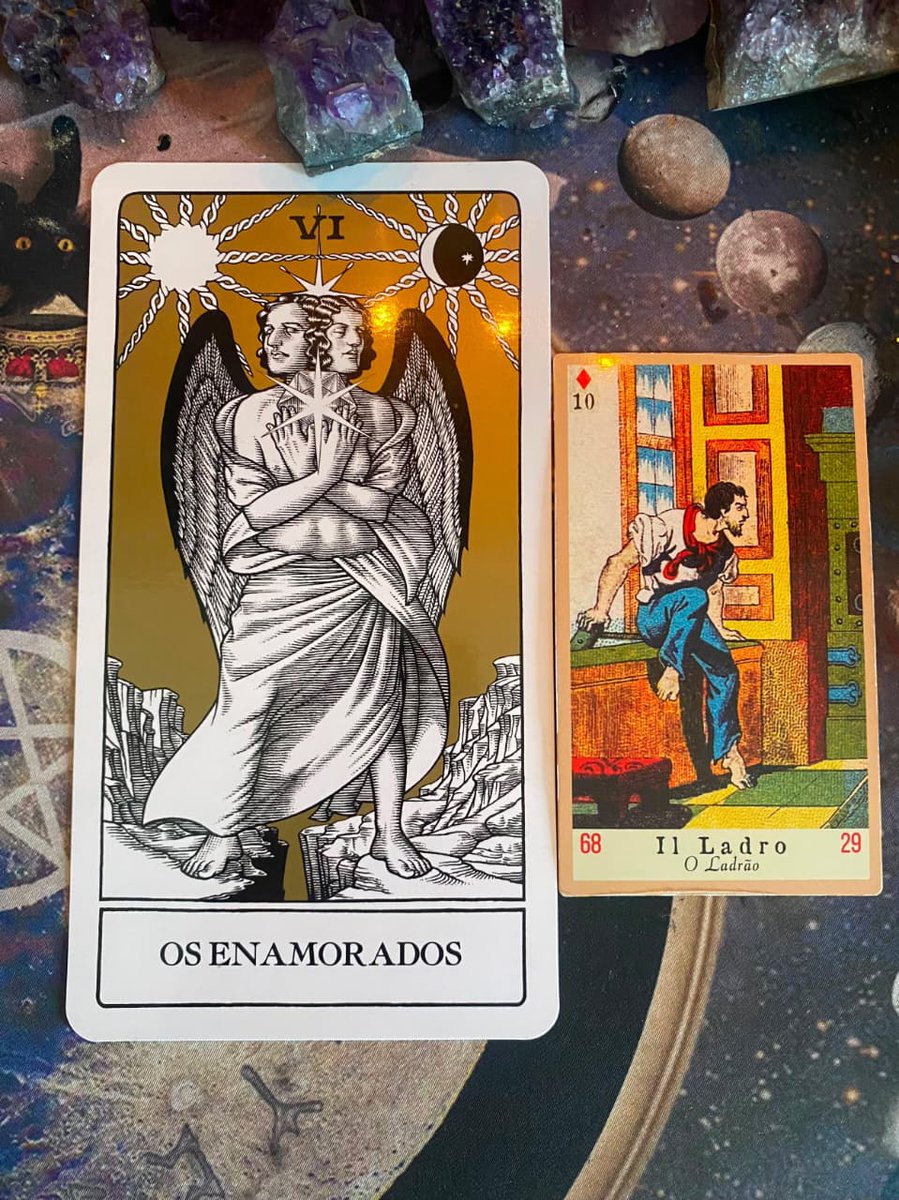 tarot_babayaga's tweet photo. ✶⋆.˚ semana para ESCORPIÃO ♏︎

— escorpianos terão uma semana agitada, dinâmica, para tomada de decisões, com muita gente entrando e saindo da sua vida e é importante avaliar com quem vocês de aliam.
 • No profissional e financeiro muitas reuniões acontecem, trabalhos em equipe serão mais avaliados e será preciso talvez moldar um pouco a sua personalidade conforme cada pessoa que for trabalhar. Ceder é importante, mas ser firme em algumas escolhas também. Algumas pessoas se aproximam de você para fazer uma parceria genuína e algumas se aproximam para roubar ideias e créditos, então fique de olho! Caminhos se abrem e o seu financeiro vai depender muito das decisões tomadas. Não empreste dinheiro e não fale da sua vida material para quem não conhece a fundo.
 • No amor os solteiros estarão beijando mais de uma boca, precisando administrar mais de um contatinho e talvez seja preciso escolher ficar com um(a) só. Cuidado com quem você se relaciona, nem todo mundo quer seu bem. Comprometidos precisam tomar cuidado para que, na vida social, não deixar que terceiros fiquem botando a mão no relacionamento.

COMENTE: Fico de olho em gente invejosa!
