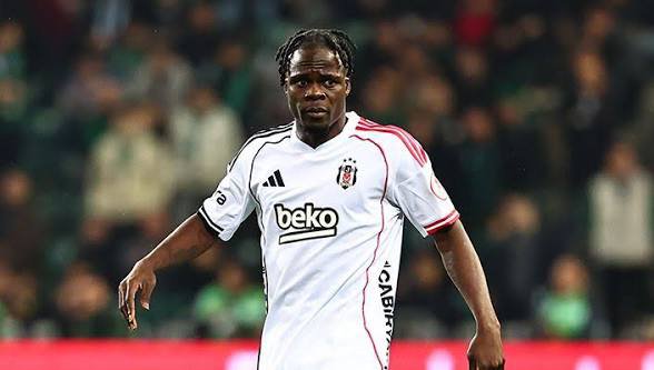 AjansHaber_1903's tweet photo. Beşiktaş taraftarı Olaitan'ı ayakta alkışlıyor. https://t.co/XPPEXnFVfD