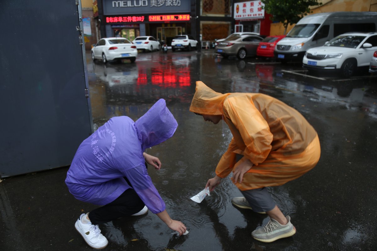 sakaeushio's tweet photo. Stranger helped me pick up all my spilled groceries in the rain, even though they were already late for work. Kindness makes small days bright!， https://t.co/h9rFEogy3r