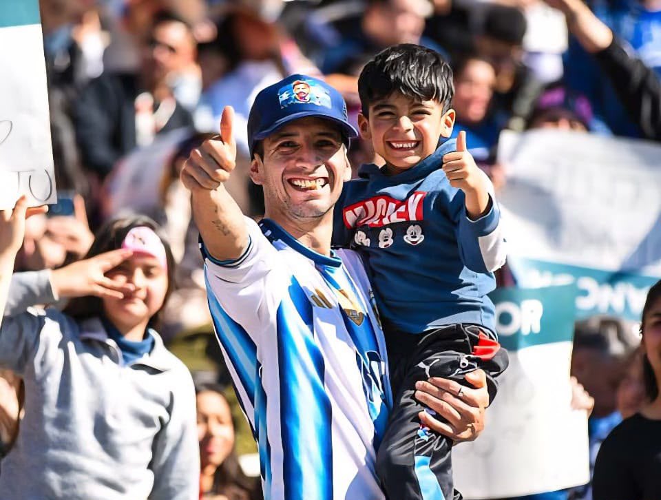 gobdecordoba's tweet photo. 🤩CELEBRAMOS EL DÍA DE LAS #INFANCIAS
🎉 40 mil personas disfrutaron del Día de las Infancias en nuestro #EstadioKempes, en una gran jornada de encuentro para las familias cordobesas.
☀️ Con entrada libre y gratuita, hubo música, juegos, espectáculos, DJs, payamos, sorteos, entre otras propuestas recreativas. Además hubo un despliegue artístico con más de 200 bailarines que le dieron marco a este gran festejo.
🚌 Para facilitar el acceso, dispusimos transporte gratuito desde distintos puntos de la ciudad, acercando a miles de familias a esta tradicional celebración.
🤝 También estuvo presente el programa #CórdobaCercaTuyo, acercando servicios, trámites, asesoramiento, controles de salud y propuestas para toda la comunidad.
🎁Hubo numerosos sorteos con premios para las infancias, los ganadores serán contactados por el @MinDSocialCBA durante la próxima semana para coordinar la entrega de los regalos.
❤️ Una jornada inolvidable que convirtió al Kempes en un gran espacio de encuentro para celebrar juntos a nuestras niñas y niños.
#HacerParaCrecer