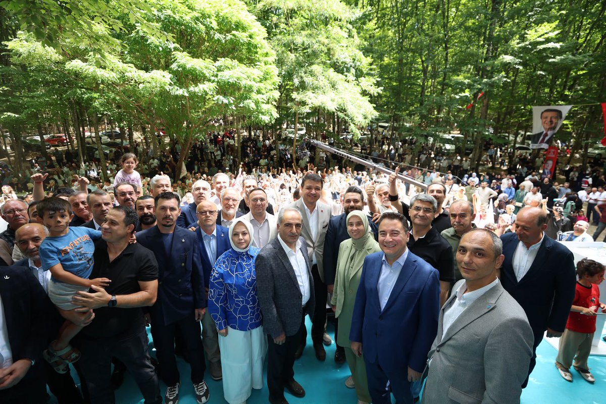 emin_ekmen's tweet photo. 📌 İstanbul'dayız.

Genel Başkanımız Sayın Ali Babacan, Saadet Partisi Genel Başkanı Sayın Mahmut Arıkan, milletvekili arkadaşlarımız, İstanbul teşkilatlarımız ve Saadet Partisi İstanbul teşkilatı ile “Geleneksel Saadet Pikniği”nde bir araya geldik.

Siyasetin yoğun gündeminden uzaklaşıp yol arkadaşlarımızla sohbet etme ve dayanışmamızı güçlendirme fırsatı bulduk.

Güzel organizasyon için emeği geçen herkese teşekkür ediyorum.

@alibabacan, @mahmutarikansp, @istanbuldadeva, @SaadetIstanbul