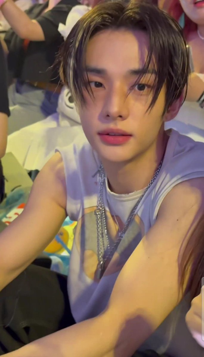 kingxHyunjin's tweet photo. i can't believe a man this beautiful exists https://t.co/vOUEekUoDI