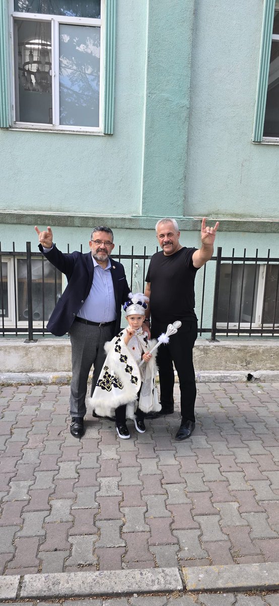 mhp_catalca's tweet photo. İlçe Başkanımız Sn. Halit Tuncay UĞUR ve yönetim kurulu üyelerimiz, Şehit Aileleri ve Gazilerden Sorumlu İlçe Başkan Yardımcımız Sn. Arif KÜP’ün kıymetli evladı Ömer Arif KÜP’ün sünnet mevlidine katılım sağladılar. 

Genç kardeşimize hayırlı, sağlıklı bir ömür dileriz.

@_MHPistanbul_ 
@BBvolkanyilmaz 
@rahmancanmhp