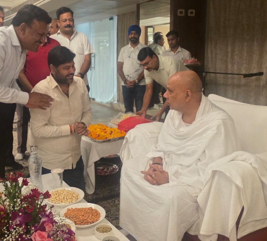 Akashvig7's tweet photo. आज रायगढ़ में श्री सुनील अग्रवाल जी के पारिवारिक कार्यक्रम में उनके घर पधारे बनोरा वाले पूज्य बाबा प्रियदर्शी राम जी का सानिध्य एवं आशीर्वाद का सौभाग्य मिला। https://t.co/bHSqDcJRzP