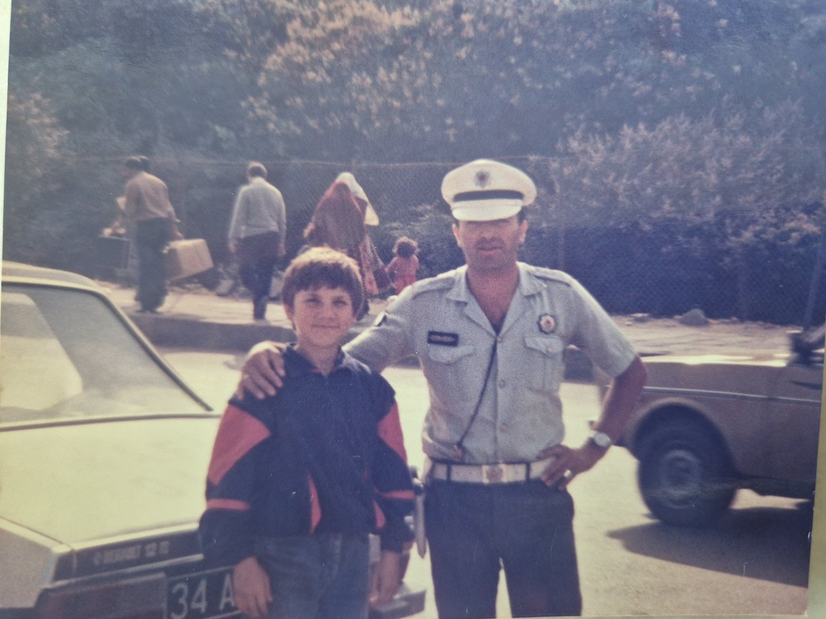 Aslglsnn's tweet photo. 1985 yılı bir alman cocuk babamı görür ve fotoğraf çekmek isteyip bu fotoğrafı babama hediye eder ♡ #tozlusayfalar https://t.co/GujHhHHN6j