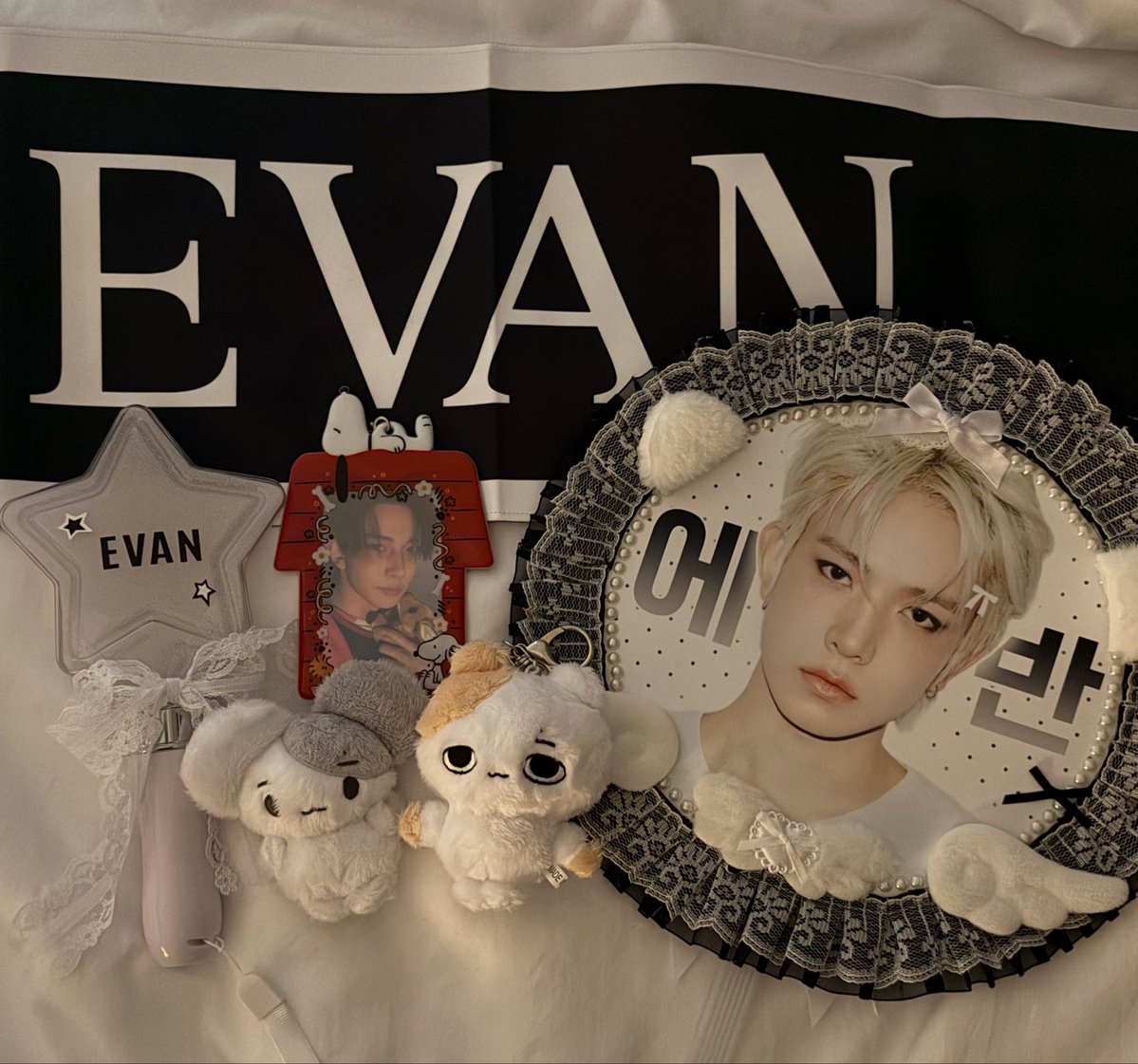 evfaes's tweet photo. ready for #evancon !! (๑ᵔ⤙ᵔ๑) https://t.co/U9jvuIuKWS