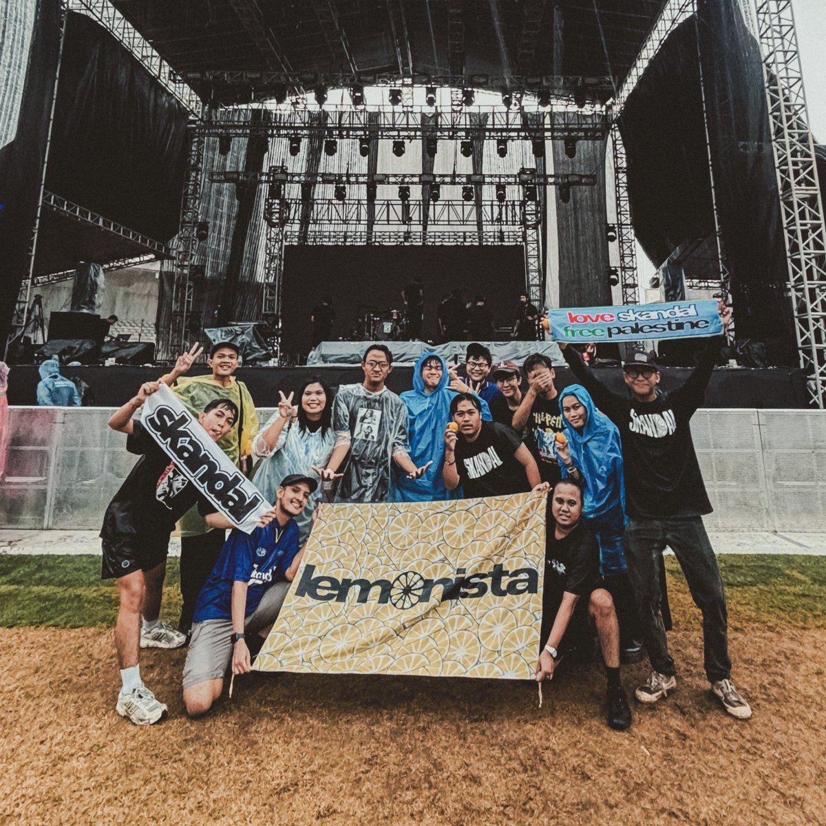 wajahfana's tweet photo. 1thn sudah dipercayai untuk ini semua, dari yg cuma keitung jari sekarang udah sebanyak ini. Terus bertumbuh secara organik 🍋✨️💙🫶 https://t.co/kz8vydltTR