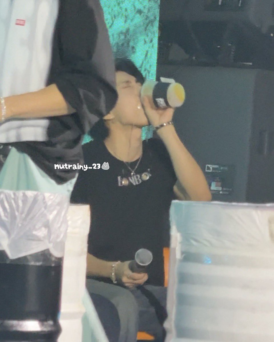 h922js's tweet photo. IM CRYINGGG JISUNGS ENTIRE DRINK SPILLED ON HIS FACE  WHY DOES HE DRINK LIKE AN ACTUAL KID BRO 😭😭😭😭 https://t.co/1VFgoOdqZM