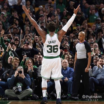 greenlins_'s tweet photo. ☘️ Celtics Memories ☘️

Et si vous deviez définir la notion de « heart and soul » ? Une idée ? 
Si on rajoute « pride » ?
Je suis sûr que vous voyez de qui on va parler.

Marcus Smart est un meneur/arrière américain de 32 ans, considéré comme l’un des meilleurs défenseurs de sa génération en NBA. Né le 6 mars 1994 à Flower Mound (Texas), il mesure 1,91 m pour 100 kg et se distingue par son intensité, sa polyvalence et son leadership.

Après un parcours lycéen brillant à Edward S. Marcus High School (deux titres d’État), Smart rejoint l’université d’Oklahoma State. En deux saisons (2012-2014), il s’impose comme une star du Big 12 : joueur de l’année de la conférence en 2013, All-American, et l’un des meilleurs voleurs de balles du pays. Les Boston Celtics le sélectionnent en 6ᵉ position de la draft 2014.

Smart passe neuf saisons à Boston (2014-2023), où il devient un pilier de l’équipe. D’abord remplaçant énergique, il s’impose comme meneur titulaire et aide les Celtics à atteindre les Finales NBA en 2022. Cette même année, il remporte le titre de Defensive Player of the Year, devenant seulement le deuxième meneur de l’histoire à obtenir cette distinction après Gary Payton (c’est d’ailleurs lui qui lui remettra le trophée). Il est aussi sélectionné à trois reprises dans la First Team All-Defensive (2019, 2020, 2022).

Après Boston, son parcours est plus mouvementé : transféré aux Memphis Grizzlies en 2023, il y souffre de blessures, passe brièvement par les Washington Wizards en 2025, puis relance sa carrière avec les Los Angeles Lakers (2025-2026). 

En juillet 2026, il s’engage pour deux saisons avec les Houston Rockets (contrat de 13 millions de dollars), où il retrouve son ancien coach des Celtics, Ime Udoka.

Surnommé parfois « Cobra » ou « Wolverine », Smart n’est pas un pure scorer (environ 10,5 points de moyenne en carrière), mais un joueur de grinta exceptionnel. Capable de défendre les cinq postes grâce à son envergure et son agressivité, il apporte aussi du playmaking, de l’énergie et une mentalité de gagnant. Hors terrain, il s’implique via sa fondation YounGameChanger, destinée à soutenir les jeunes des quartiers difficiles et les enfants malades, un engagement personnel lié à la perte de son frère aîné, battu par la leucémie, et de sa mère.

Aujourd’hui sous le maillot des Rockets, Marcus Smart reste un défenseur féroce et un leader respecté, symbole de cette génération de joueurs qui gagnent des matchs autant par l’effort que par le talent.

Il a laissé une trace indélébile dans le cœurs des fans des Celtics, qui comme nous, regrettent encore son départ.