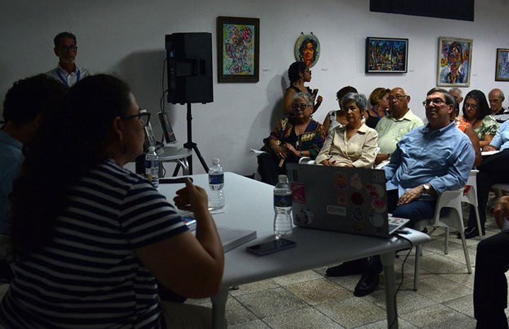 ACN_Cuba's tweet photo. 📚⭐🇨🇺 Tres esenciales títulos de autores de @CubaMINREX, especies de hilos conductores entre José Martí, Fidel Castro y la diplomacia revolucionaria, fueron presentados en la 34 de la Feria Internacional del Libro de La Habana. 

Más 👉 https://t.co/yMy0hMOFgN

#100AñosConFidel https://t.co/xz7RIDchCP