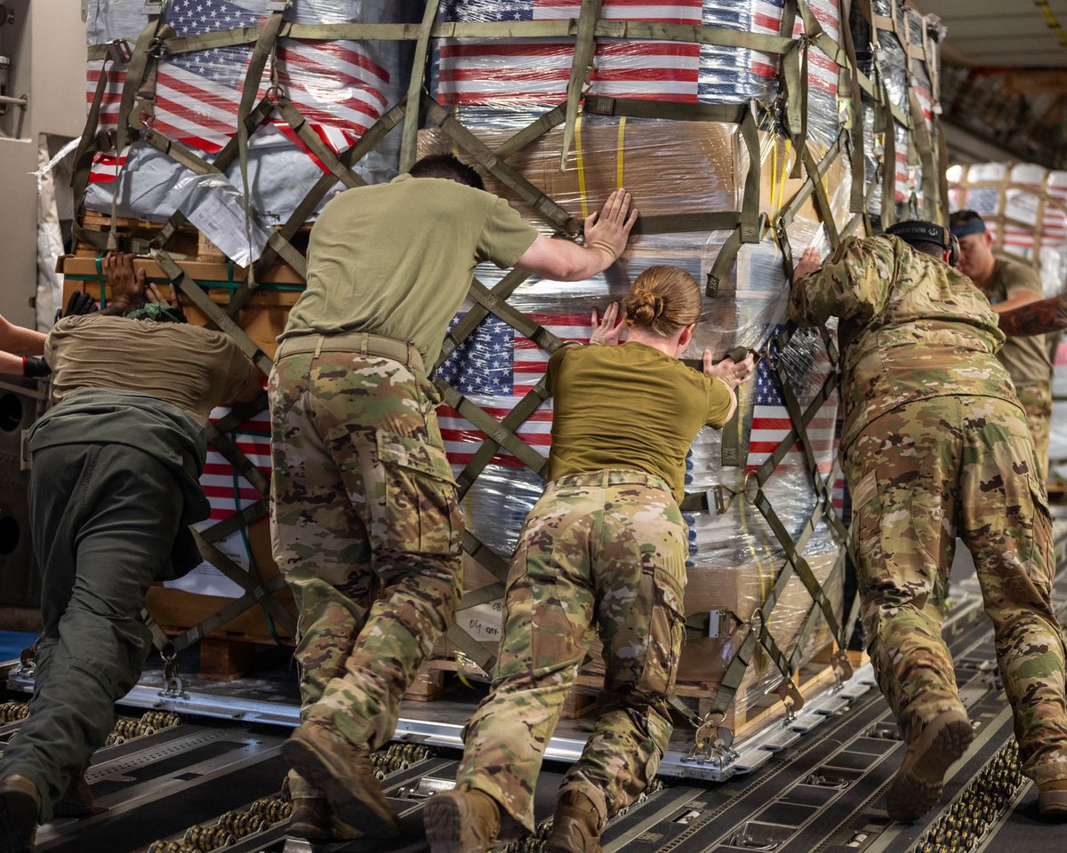 USEmbassyBogota's tweet photo. 🤝 La ayuda de EE. UU. a Colombia para la recuperación del terremoto continúa:

Hoy, un C-17 Globemaster de la @usairforce entregó asistencia y suministros de primera necesidad en #Medellín para su distribución a las comunidades más afectadas en Colombia. ✈️

@Southcom está apoyando activamente la respuesta humanitaria de EE. UU. liderada por el @StateDept tras el terremoto del 10 de agosto en el occidente de Colombia. Estados Unidos se solidariza con el pueblo colombiano durante esta crisis. 🇺🇸🫂🇨🇴

@DeptofWar @SecWar @WHAAsstSecty @USForeignAssist @USAenEspanol @USEmbassyBogota @US_TRANSCOM @AirMobilityCmd