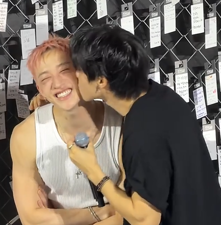 iB0RNFREAK's tweet photo. el cachete todo apretado fue con mucho amor ese beso https://t.co/jx3xamuIVL
