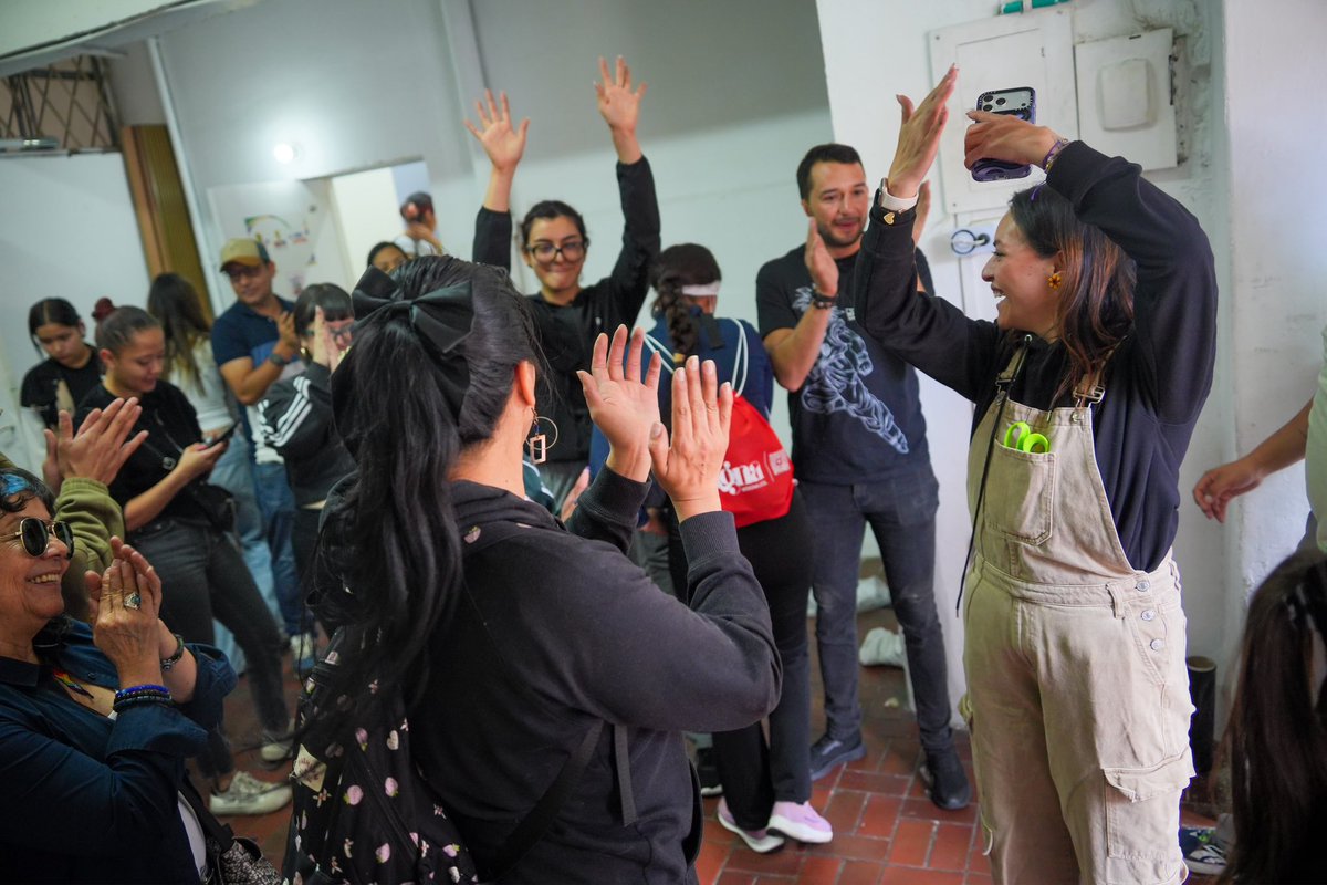 smilelalis's tweet photo. Enviamos el segundo camión que va para Buenaventura. Muchas gracias a todos los voluntarios y voluntarias, a quienes han donado y a @PizarroMariaJo, @yeisoncajamarca y diferentes líderes del Pacto por los camiones. 

Hoy estamos en la sede de Colombia Humana recibiendo para los damnificados de los incendios.