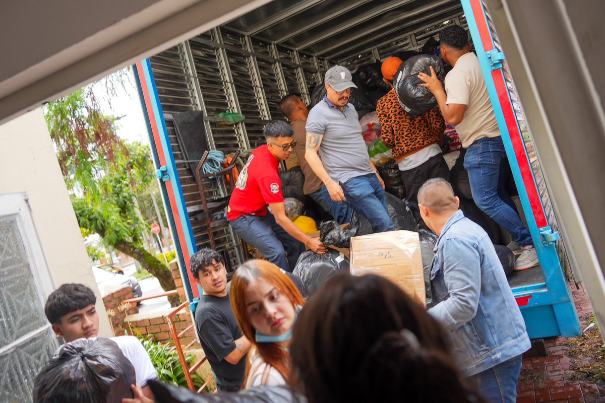 smilelalis's tweet photo. Enviamos el segundo camión que va para Buenaventura. Muchas gracias a todos los voluntarios y voluntarias, a quienes han donado y a @PizarroMariaJo, @yeisoncajamarca y diferentes líderes del Pacto por los camiones. 

Hoy estamos en la sede de Colombia Humana recibiendo para los damnificados de los incendios.