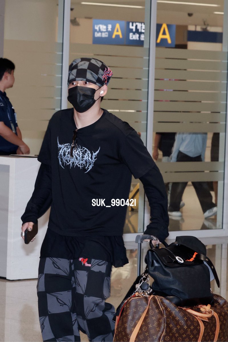 suk_990421's tweet photo. 260817 ICN

모자 자랑중

#최현석 #CHOIHYUNSUK #ヒョンソク  
#트레저 #TREASURE https://t.co/XUHJ7mH7rV