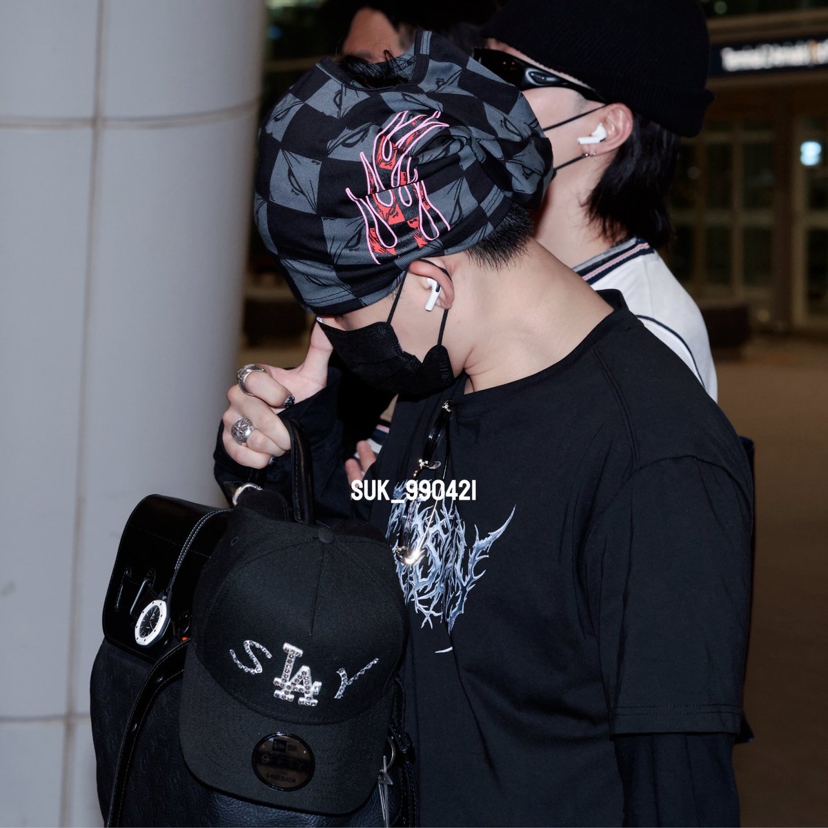 suk_990421's tweet photo. 260817 ICN

모자 자랑중

#최현석 #CHOIHYUNSUK #ヒョンソク  
#트레저 #TREASURE https://t.co/XUHJ7mH7rV