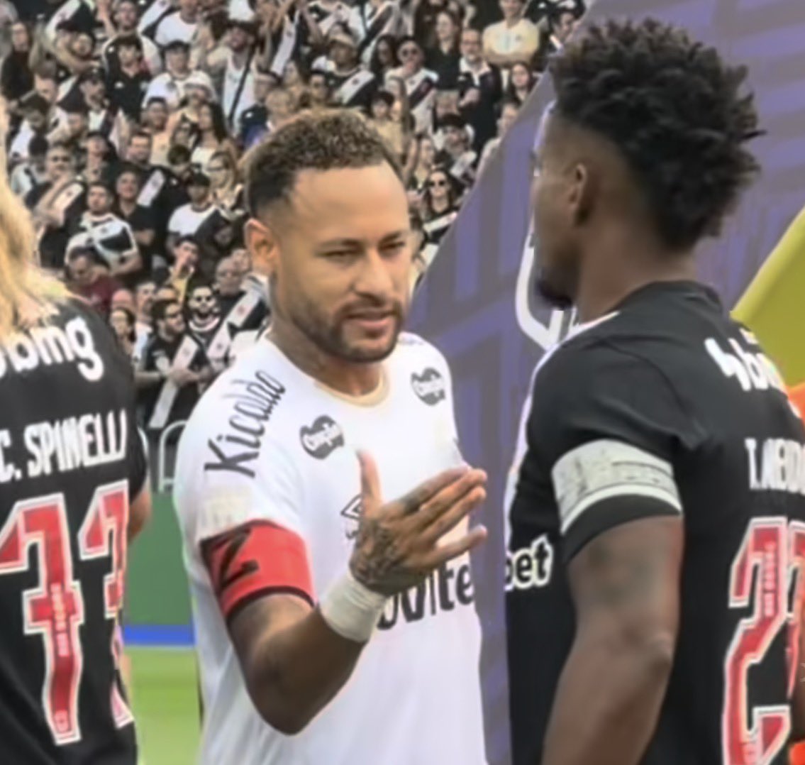 DataFutebol's tweet photo. Neymar tentou cumprimentar o Thiago Mendes antes do jogo, mas o jogador do Vasco PASSOU RETO e ignorou o jogador do Santos! 😳 https://t.co/APWWUz53FS