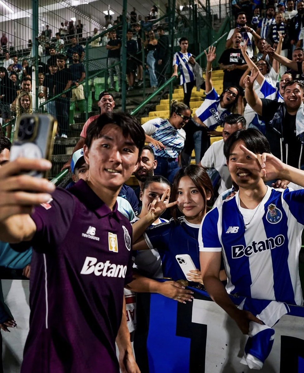 KNTFootball's tweet photo. Hwang In-beom, quickly becoming a fan favorite and bringing Korean portistas to the Dragao! 🇰🇷🐉🇰🇷🐉🇰🇷🐉

#FCPorto #황인범 https://t.co/TOcxwsk4EZ