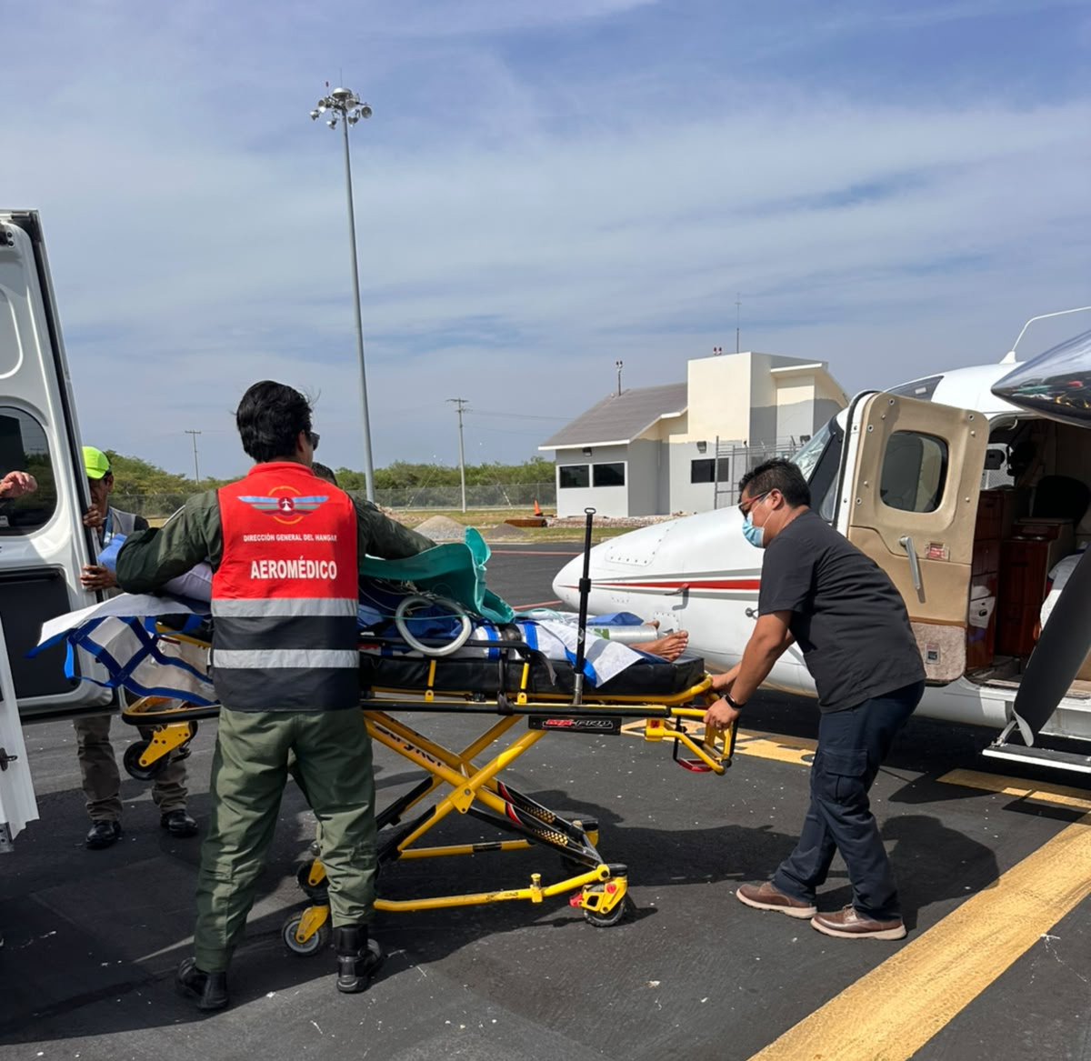 IsssteOaxaca_'s tweet photo. 💫🩺 Coordinado con los @SSO_GobOax y @HangarGobOax, se logró el trasladó aéreo 🚁 de un paciente masculino de 69 años de edad, con diagnóstico de síndrome coronario agudo, atendido inicialmente en la CH "Tehuantepec" y aceptado en el HR "Presidente Benito Juárez' del @ISSSTE_mx. https://t.co/0bGJQPy3Zq