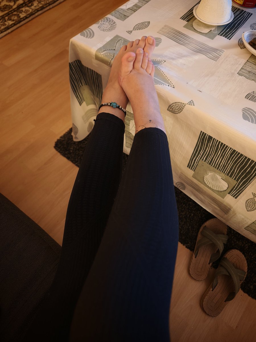 ChristinaM4446's tweet photo. Zum Abend hin ein Foto mal ohne Nagellack. Würdet ihr gern darunter knien und lecken? 😉 Ab in meine DMs #feetfindom #findom #barefoot #barfuß #geldherrin #göttin #herrin #zahlsklave #zahlsklaven #paypig #paypigwanted https://t.co/2TtiF40qra