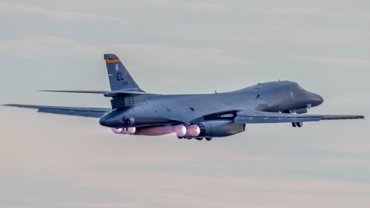 CraigYoungMedia's tweet photo. B-1B Departing RAF Fairford for an evening sortie - Alien with an Attitude 🥕🥕 https://t.co/SakpTq1VJD