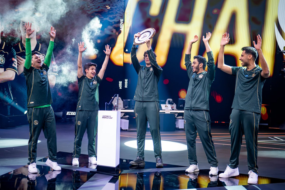 RocketBaguette's tweet photo. 🦅 Un mot pour décrire la performance des @FalconsEsport à l'Esports World Cup ? 👀

Est-ce qu'ils sont à nouveau dans la course pour gagner les Worlds #RLCS ? 👇 https://t.co/HBmBolDQTh