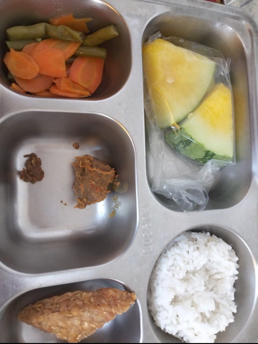 JstCallMeX's tweet photo. @Heraloebss lu makan noh mbg kutil sapi yang katanya setiap harinya satu sppg satu sapi 🤣 https://t.co/km8GRIZ7qT