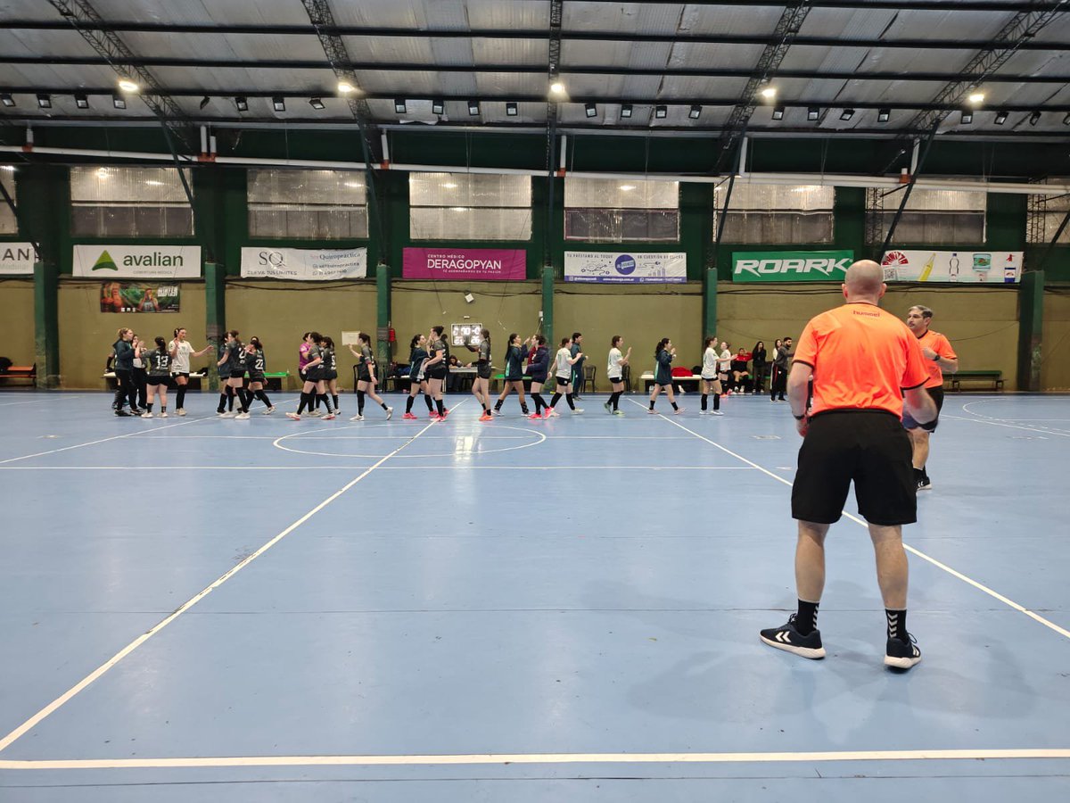 ferrocarriloest's tweet photo. #HandballFemenino 🤾🏻‍♀️ Por la 2° Fecha del Metro Clausura de @femebal #Ferro igualó en el Multi II 26-26 con #SAGAB
Superpoderosas 3° con 5 pts. (1G, 1E)
Próxima fecha (3°): Sáb. 22/8 18 hs. vs. #VillaModelo (V)
#VamosLasPibas! 💚🚂 https://t.co/TeDoVI40fe