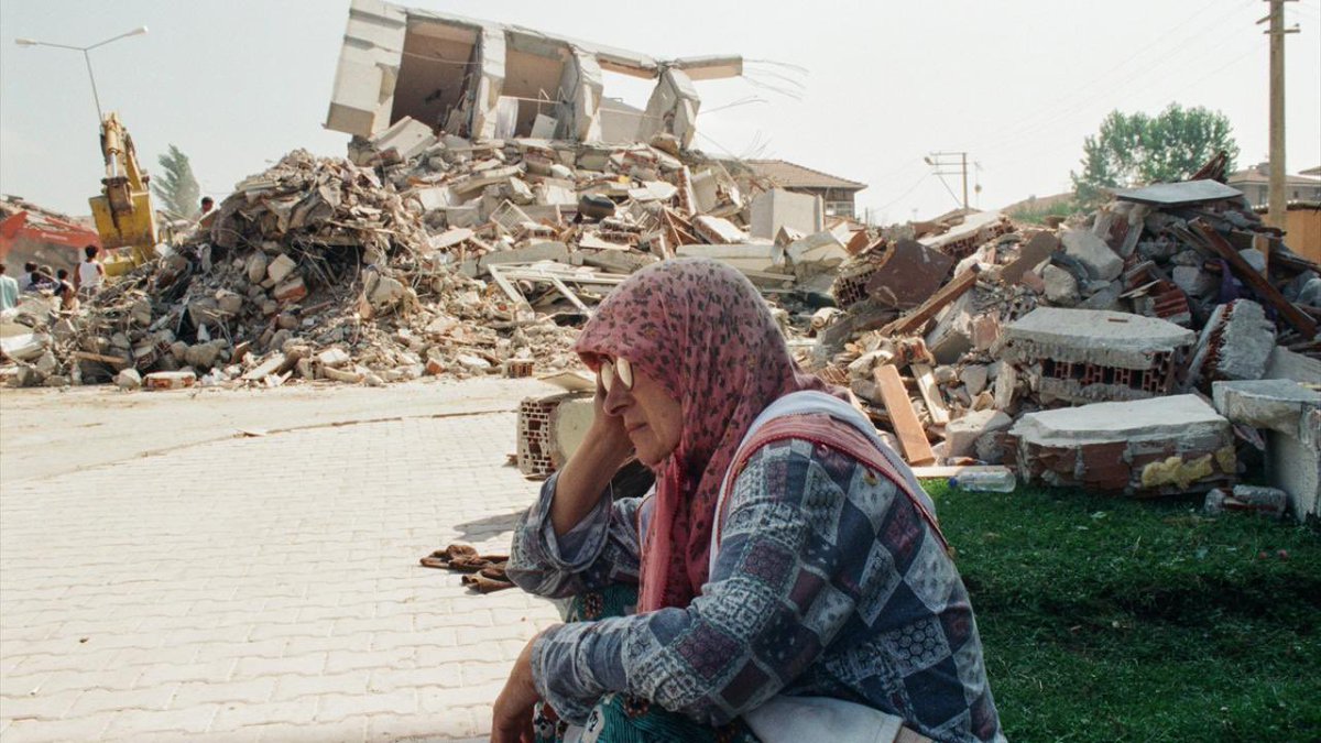 orhangazikrakas's tweet photo. 📍17 Ağustos 1999, Saat:03.02, Adapazarı/Sakarya

27 yıl önce Adapazarı’nda ailemle beraber yaşadığım 7.4 şiddetindeki elim Gölcük Depremi’nde hayatını kaybeden bütün vatandaşlarımıza Allah’tan rahmet, yakınlarına bir kez daha başsağlığı diliyorum.

Allah bir daha yaşatmasın. https://t.co/3IVxUQ2qkA