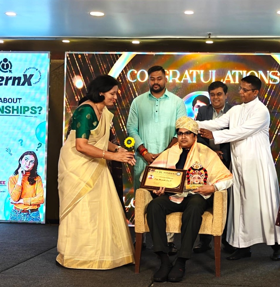 ProfSRK's tweet photo. On the very special occasion of 80th #IndependenceDay, I was honoured with #LokopakariAcharya Award in recognition of my contributions & services at the #Guruvandana program organised by @EdWizdom & #WINFoundation on August 15 at The Ocean Pearl Hotel, Mangaluru.
#WizdomEd (1/n) https://t.co/bjoLDHGEkJ