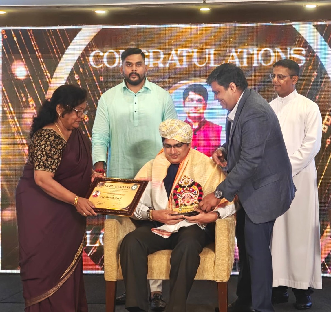 ProfSRK's tweet photo. On the very special occasion of 80th #IndependenceDay, I was honoured with #LokopakariAcharya Award in recognition of my contributions & services at the #Guruvandana program organised by @EdWizdom & #WINFoundation on August 15 at The Ocean Pearl Hotel, Mangaluru.
#WizdomEd (1/n) https://t.co/bjoLDHGEkJ