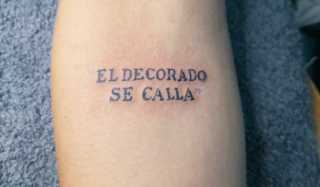 IvanEspos's tweet photo. Hace 4 años me hacía este tatuaje con esta frase tuya. Significó mucho para mí: acallar los prejuicios ajenos y los propios. Gracias por faro entre tanta opresión... Feliz cumpleaños @Moria_Casan 🫂🏳️‍🌈 https://t.co/Gdy8uKpT47