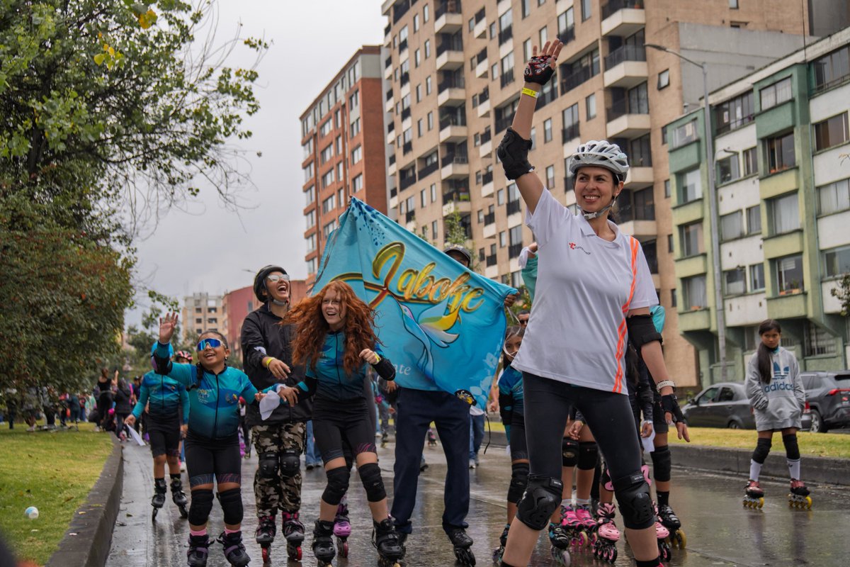 IDRD's tweet photo. 🛼🔥 Récord en Patines: Tren Humano

Más de 1.000 patinadores se unieron durante el #FestivalDeVerano2026 en una gran cadena sobre ruedas para vivir un reto lleno de emoción, coordinación y trabajo en equipo. 💛❤️ https://t.co/YfMEKF81Ah