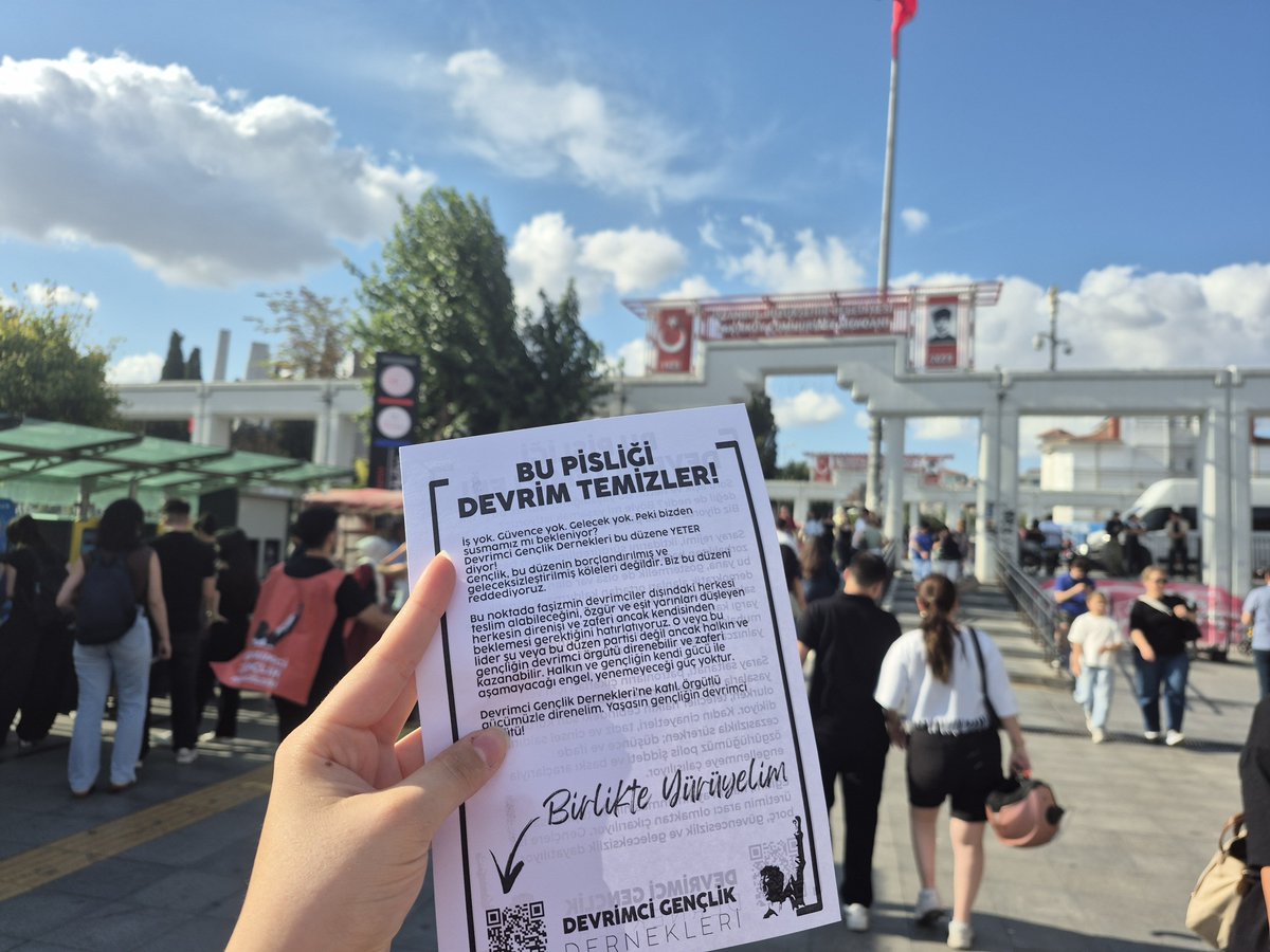 istanbulDGDer1's tweet photo. Yoksulluğun pençesine bırakılmış, seçimsizliğe sürüklenmiş bir halkın kurtuluşu örgütlü mücadelededir. Bir avuç iktidar azınlığının gençliğe reva gördüğü bu pislikleri ancak ve ancak devrimle temizleyebiliriz.

🚩Devrimci Gençlik Dernekleri bu rezil düzene yeter diyor! Bize katıl, örgütlü gücümüzle direnelim!

https://t.co/HT8L3gJdaH
