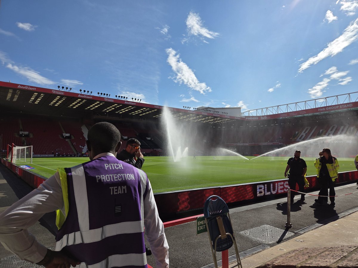 KateMountford's tweet photo. Saturday and football was back, absolutely buzzing to be back within the awesome atmosphere thats BL. 

Great catching up with colleagues and Sheffield staff,as been a good few months 😀 https://t.co/fOM9xyo0pl