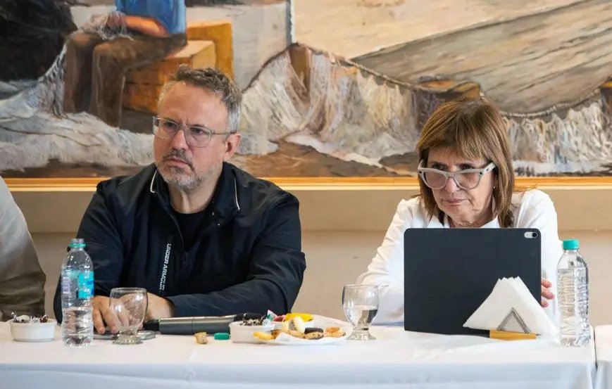 PabloRossiLN's tweet photo. ¡BULLRICH Y VALENZUELA INSISTEN EN PEDIR LA BAJA DE IMPUESTOS EN PBA!

La senadora nacional destacó junto al intendente de Tres de Febrero que "todo el tema de impuestos provinciales y tasas municipales es un ROBO para la sociedad"

¿Coincidís?

1- SI
2- NO https://t.co/oEV3wdSUC6