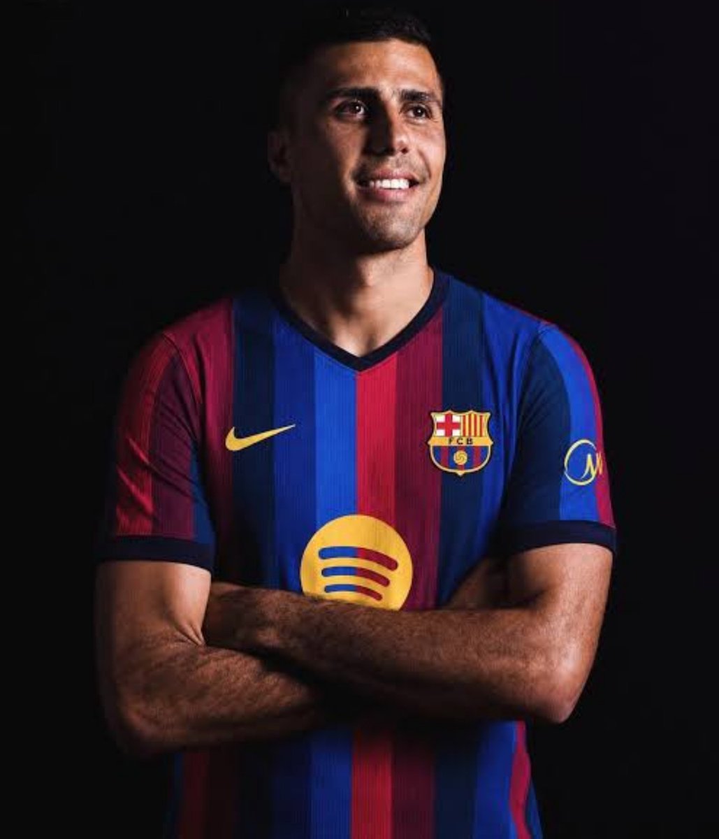 Inako_Yolwa's tweet photo. Rodri to Barça. Here we go. 🔵🔴  

Barcelona have sealed a €76.5m deal in principle with Man City for the 2024 Ballon d’Or winner and Spain’s World Cup Golden Ball hero. Four year contract incoming after he chose Barcelona over Real Madrid.  

The best holding midfielder in the world is now Blaugrana. Midfield just got generational.  

#Rodri #Barca #FCBarcelona #HereWeGo