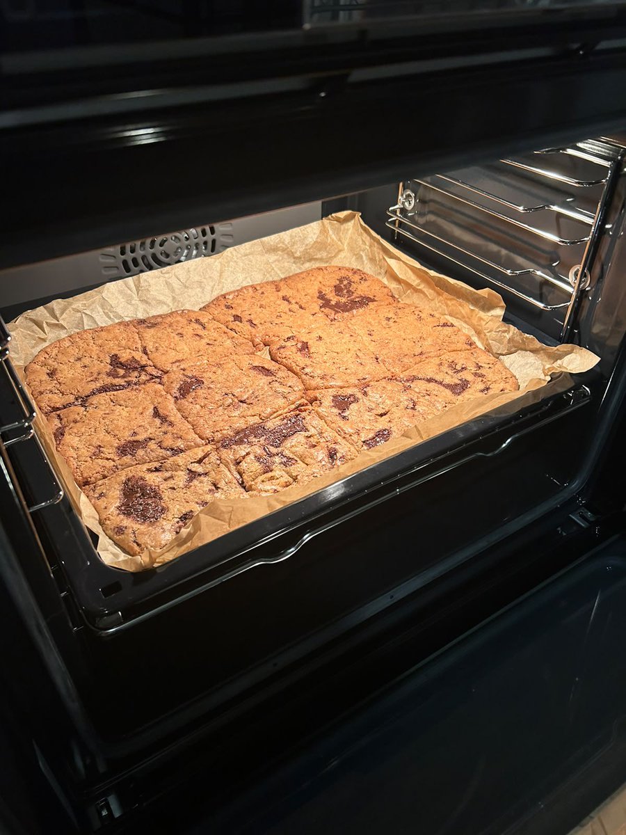 duxs1_'s tweet photo. my girlfriend wanted to make cookies, but she ended up with just "a cookie" 🤣 https://t.co/lHlgM6GH06