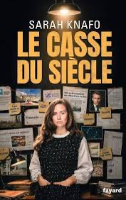 alainpaulweber's tweet photo. IN-CROY-ABLE…

100 000 exemplaires en prévente : le « Le casse du siècle » de @knafo_sarah fait trembler l’édition politique.

C’est un chiffre qui claque comme un coup de tonnerre en plein été.
 Alors que la plupart des Français sont encore en vacances, Le Casse du siècle, le premier livre de Sarah Knafo, affole déjà tous les compteurs. 

Selon les informations relayées par le Journal du Dimanche et confirmées par son éditrice, la mise en place devrait atteindre les 100 000 exemplaires. 

Autrement dit : avant même que le livre ne soit physiquement disponible en librairie le 2 septembre, les commandes des libraires et des plateformes ont déjà propulsé l’ouvrage dans une dimension quasi-mythique.

Lise Boëll, son éditrice chez Fayard, n’a pas tâtonné pour qualifier le phénomène :
 « Du jamais-vu. »

Et elle a raison.

Un record dans un genre qui n’aime pas les débutants.

Dans l’édition française, le tirage moyen d’un livre tourne autour de 5 000 exemplaires. 

Pour un essai politique, on considère souvent qu’atteindre 20 ou 30 000 ventes est déjà une très belle performance. 

Franchir les 100 000, c’est entrer dans le club très fermé des phénomènes.

Mais le faire en pure prévente, pour un premier ouvrage, et plus d’un mois avant la sortie officielle, relève d’une autre catégorie. Ce n’est pas rare, c’est inédit.

Les grands scores politiques se font habituellement après la sortie, portés par les plateaux télé, les polémiques et les dédicaces. 

Ici, le public a anticipé. Il a voté avec son portefeuille avant même d’avoir le livre entre les mains. 

Depuis l’ouverture des précommandes le 27 juillet, « Le Casse du siècle » s’est installé en numéro 1 des ventes Amazon, toutes catégories confondues dans le livre, puis à la Fnac. 

Sarah Knafo elle-même a résumé la situation avec une story Instagram d’une simplicité désarmante : « Numéro 1 depuis 20 jours : vous êtes incroyables ! »

Ce que ce chiffre révèle vraiment : c’est que ce n’est pas seulement un succès commercial. C’est un signal politique et culturel.

Sarah Knafo, 33 ans, énarque, ancienne auditrice à la Cour des comptes, eurodéputée Reconquête et figure montante de la droite nationale, n’a pas sorti un énième livre de souvenirs ou de programme flou. 

Elle a choisi le registre de l’enquête : « Ils vous ont tout volé. Ils ont tout détruit. Et ils tiennent tout le système. Pendant un an, j’ai enquêté. »

Le pitch est clair, agressif, presque cinématographique. 

Et il a touché juste. Dans un pays où une partie croissante de l’opinion a le sentiment d’avoir été spoliée, fiscalement, industriellement, culturellement, l’idée d’un « casse du siècle » organisé trouve un écho immédiat.

Atteindre 100 000 exemplaires en mise en place pour un premier livre, c’est dire que l’auteur a déjà une base de lecteurs prêts à se mobiliser avant même de connaître le contenu exact. 

C’est le signe d’une confiance, d’une attente, et d’une capacité de mobilisation qu’aucune autre personnalité politique possède à ce stade de sa carrière.

On a déjà vu des livres politiques exploser. On a rarement vu un premier livre exploser avant d’exister.

La comparaison qui circule déjà, « Le Journal d’un prisonnier » de Sarkozy qui avait frôlé les 100 000 en une semaine après sortie, montre à quel point le démarrage de Sarah Knafo est hors norme. 

Si le livre tient ses promesses une fois en librairie, les 100 000 de mise en place ne seront peut-être que le début.

Pour l’instant, un fait s’impose : En plein mois d’août 2026, alors que la politique est censée être en pause, un livre qui n’est pas encore sorti vient de rappeler que l’appétit pour certaines vérités n’attend pas le calendrier officiel.

Le Casse du siècle n’est pas encore dans les mains des lecteurs. Mais il a déjà gagné sa première bataille. Et elle est spectaculaire.

Certains doivent trembler dans leurs QG de presque campagne…