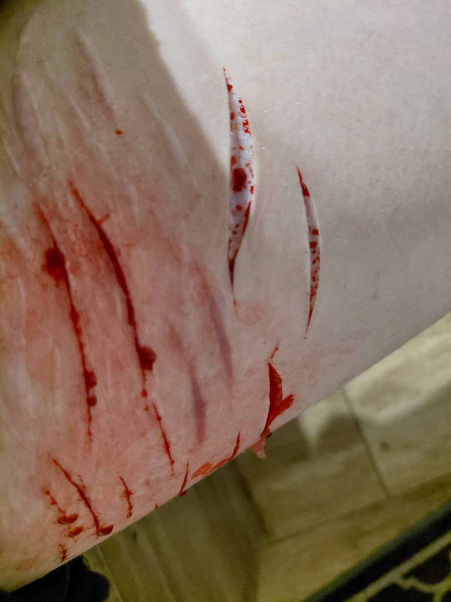 l0ver000's tweet photo. fresh fake sfx makeup vs scars fake sfx makeup, ofc everything is fake!! #shtwt #988twt #sfxmakeup https://t.co/c7uIgA75Hg