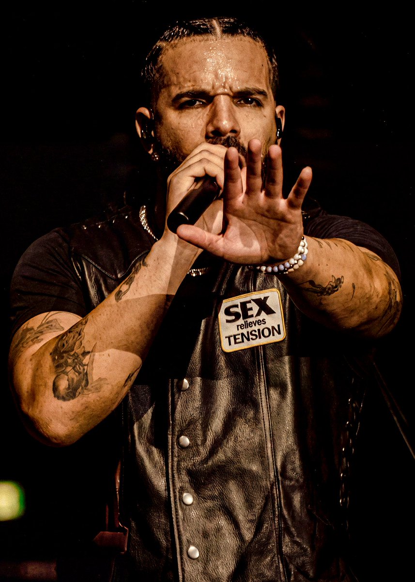 Rap's tweet photo. Drake is closing in on becoming the first artist in Spotify history to surpass 140 BILLION streams‼️🏆

His catalog currently sits at 139.4B 🤯 https://t.co/MaoXgZ4nEG