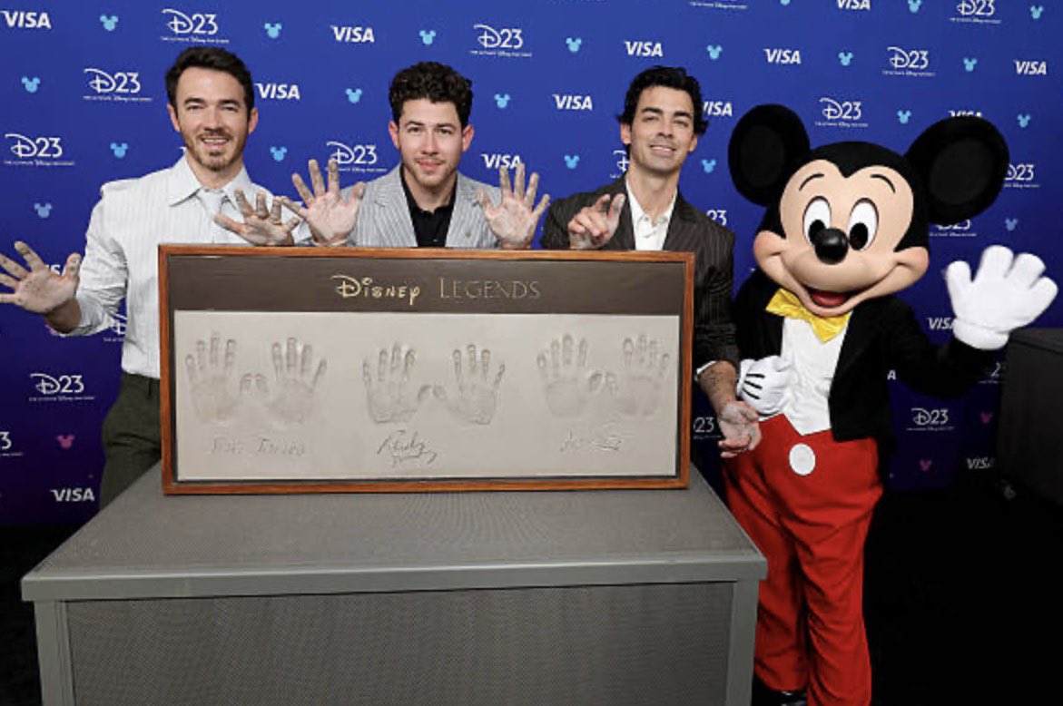 Jonas_DailyNews's tweet photo. DISNEY LEGENDS! https://t.co/SGbmsQFccM
