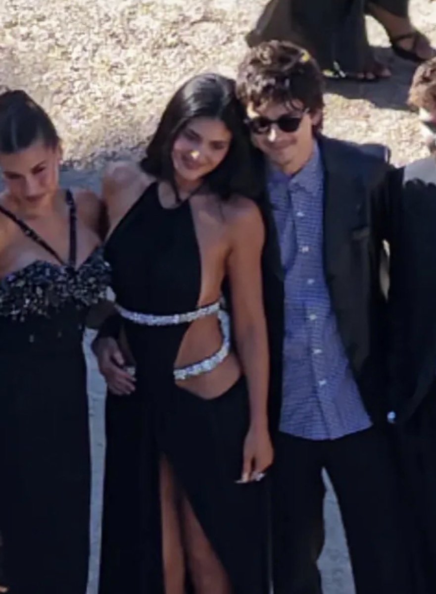 acervokyjenner's tweet photo. QUANDO O ASSUNTO É ENTREGAR OS MELHORES VESTIDO PARA UM CASAMENTO!!!! https://t.co/1brqlmmr68
