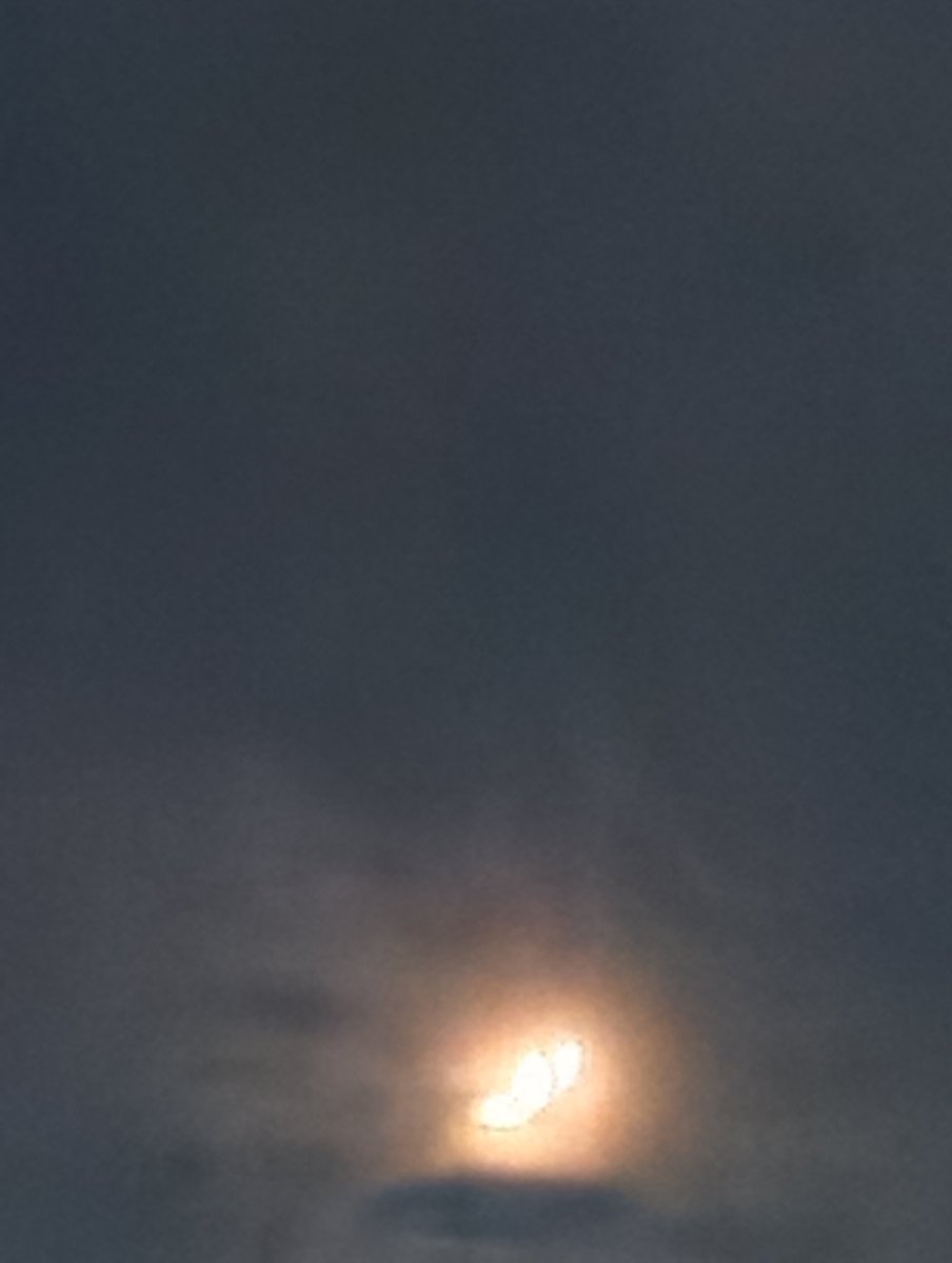 rsxxing's tweet photo. I literally just saw two moon in the sky, it seems there's a two object in the sky https://t.co/l52lX2jktp