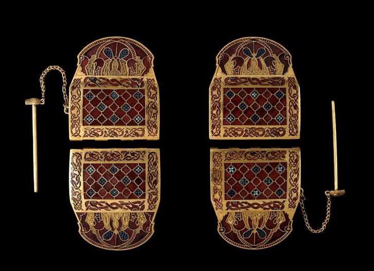 bob_brooke's tweet photo. These #AngloSaxon #shoulderclasps, discovered at the #SuttonHoo #burial in #England, were possibly copied from #Roman military #armor connectors. Learn more at
https://t.co/RiXXOCfqNT https://t.co/0uKjR43fIx