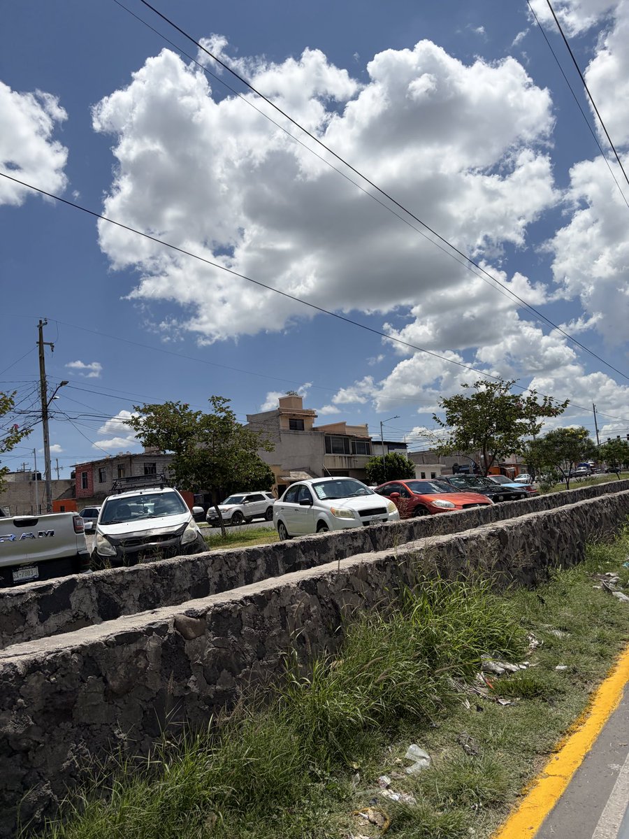 MarcoDlMonte's tweet photo. @FeliFerMacias @qromunicipio 
Que pasa con el plan de orden en Querétaro, esto en Av Pirineos ☝🏼 https://t.co/chW62tc1Jl